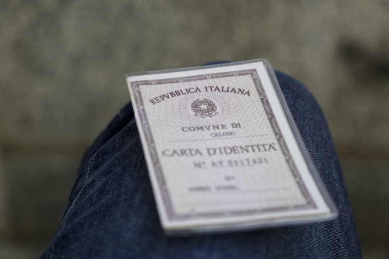En la imagen, la carta de identidad italiana de Suheil. Después de meses de espera y entrevistas ha conseguido obtener este documento que facilita la vida de Suheil en Europa. Eduardo Oyana
