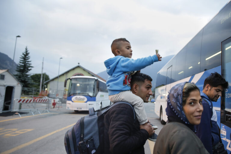 Una familia de Afganistán minutos antes de coger el bus en la estación de Oulx (Italia) para dirigirse a Claviere, que es la última localidad italiana que hace frontera con Francia. Eduardo Oyana