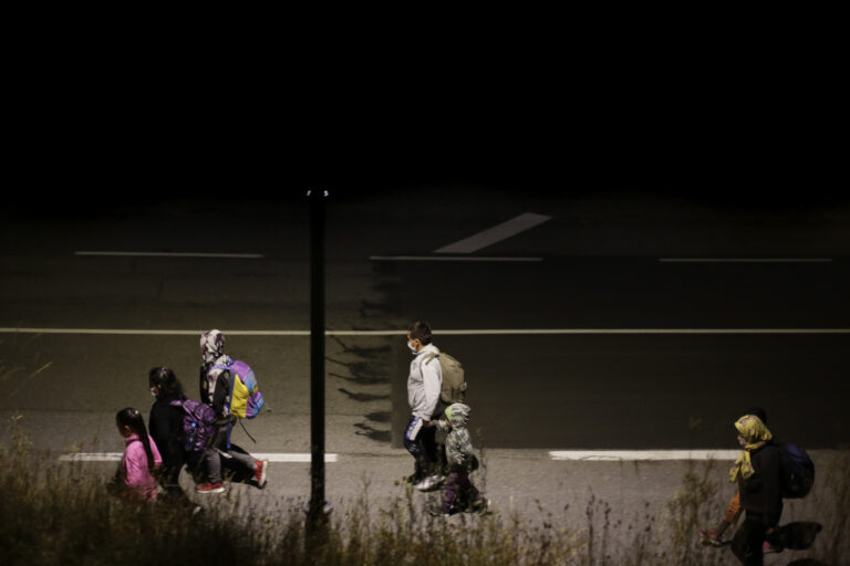 Un grupo de personas de Afganistán, entre ellos Marwa y Nabilla, caminan en la noche por la frontera de Italia en búsqueda de la ruta menos vigilada para llegar a Francia. Ese día sería la segunda vez que intentaron cruzar la frontera, y al final conseguirían llegar a territorio francés tras caminar largas horas. Eduardo Oyana